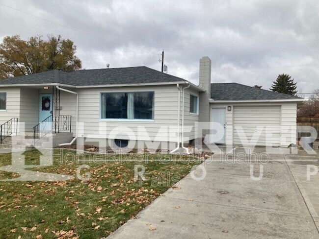 Building Photo - 1085 Syringa Dr