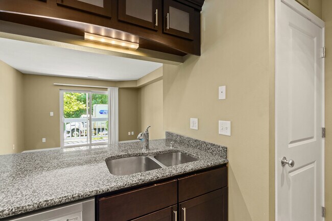 Foto del edificio - Oakcrest Condominiums