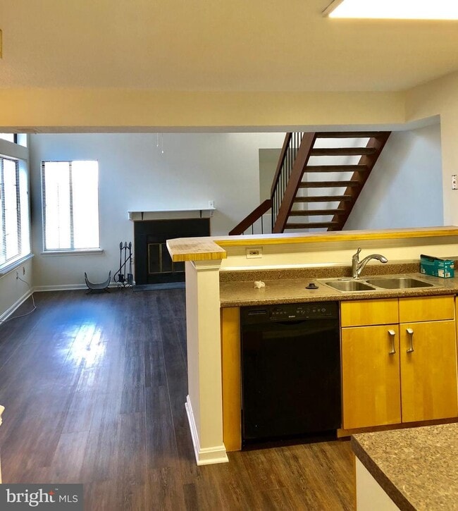 Building Photo - 1617 Carriage House Terrace