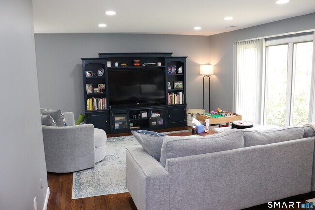 Foto del edificio - 442 Surrey Ln