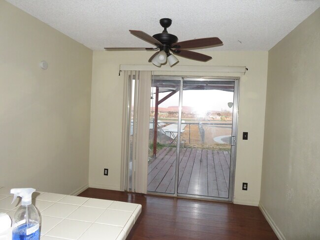 Dining area - 751 Higgins Rd
