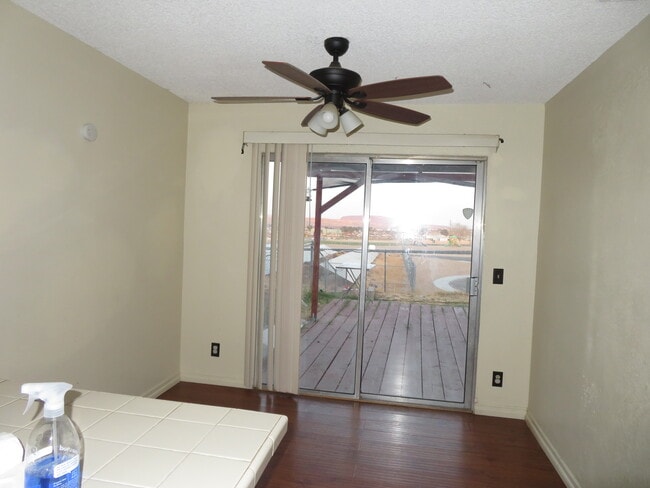 Dining area - 751 Higgins Rd