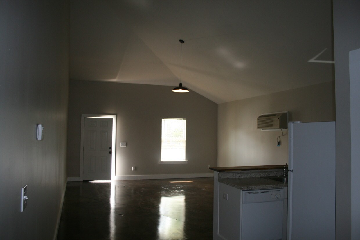 Primary Photo - 117 Holding Ave NE