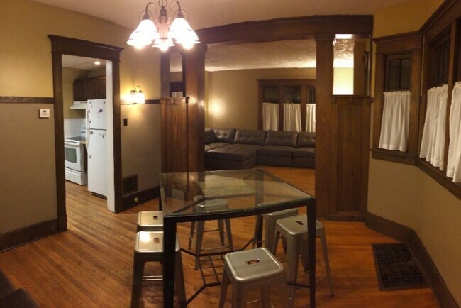Restaurantes - 86 Winspear Ave