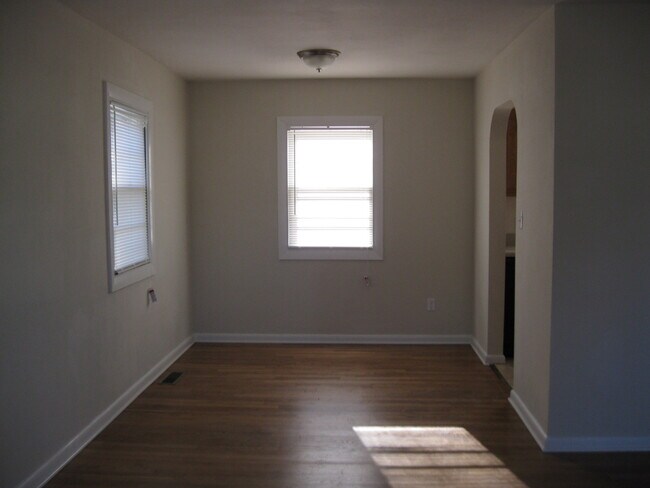 Building Photo - Charming 3 BR single family