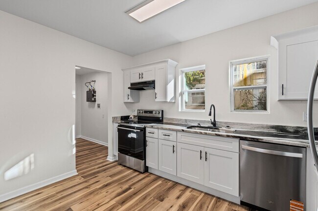 Building Photo - 1860 Calmes St