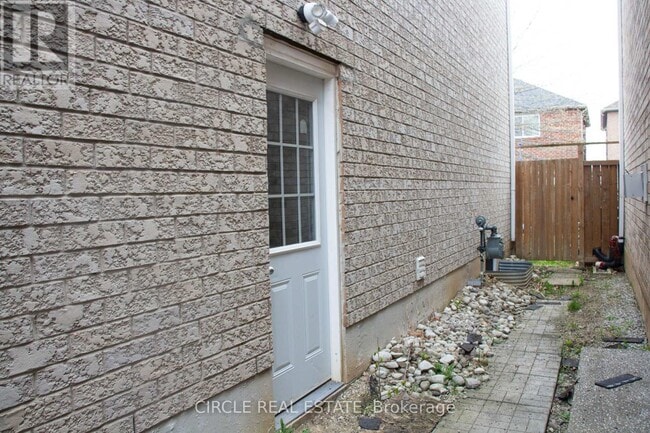 Building Photo - 1204 McMullen Crescent