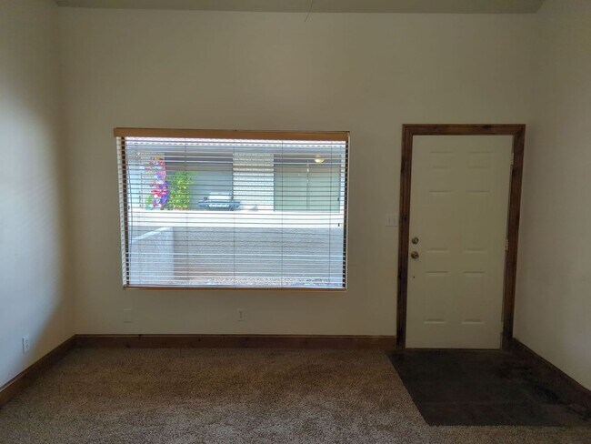 Building Photo - Centrally Located 1 Bedroom + Loft Townhom...