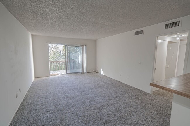 Foto del edificio - COMING SOON! Cozy 2 Bedroom Condo in Valencia!