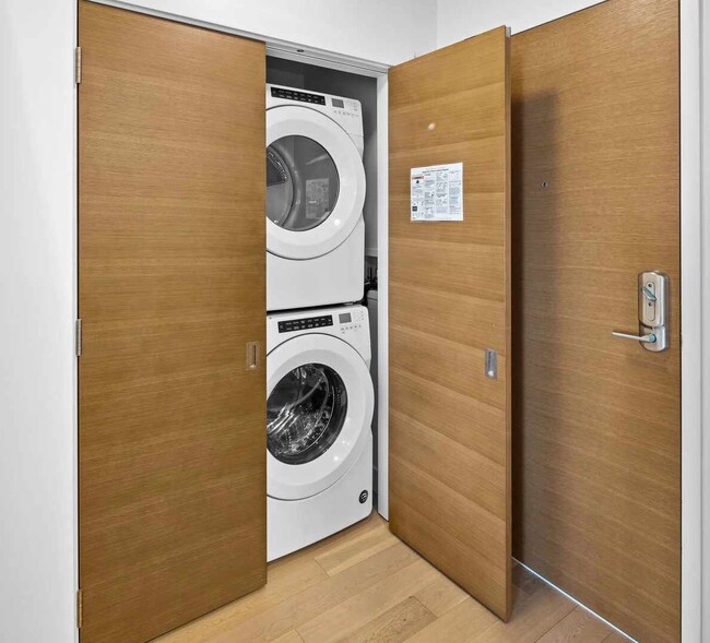 Building Photo - 989 Johnson St