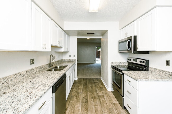 Building Photo - 14 Oakwood Park