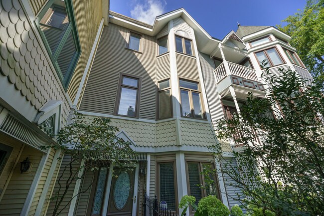 Building Photo - 3322 N Racine Ave