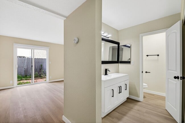 Foto del edificio - 1250 S Brookhurst St