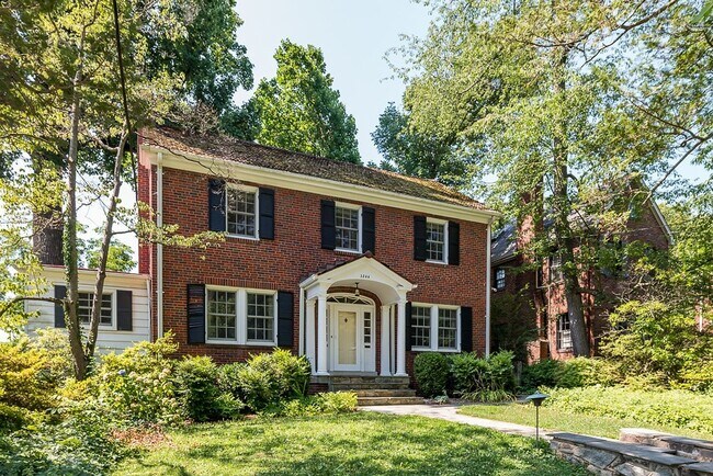 Foto del edificio - Grand Center Hall Colonial w/4 Finished Le...