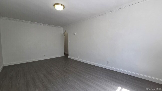 Foto del edificio - 72-34 Yellowstone Blvd