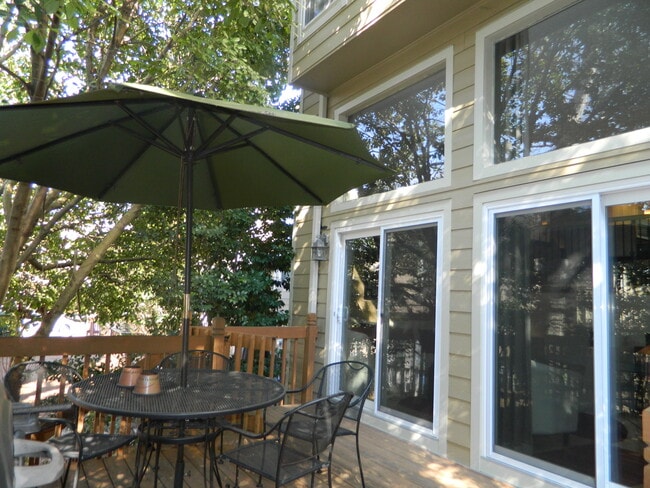 Building Photo - 1083 Riverbend Club Dr SE