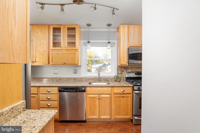 Building Photo - 6406 Hillview Ave