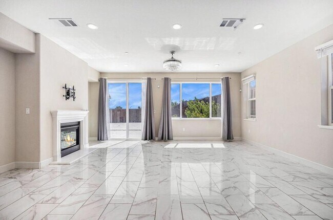 Foto del edificio - 31 Cortina Dr