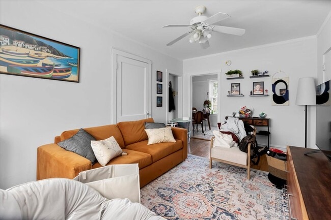 Building Photo - 654 W Oakdale Ave