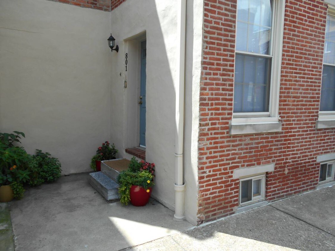Primary Photo - 801 S 2nd St