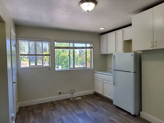 Building Photo - Spacious Upstairs Studio, Fresh Paint, Wood Laminated Flooring, Utilities Included!
