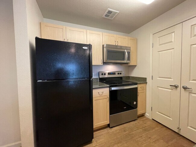 Foto del edificio - Lovely 1 Bedroom 1 Bath Condo in the Desir...
