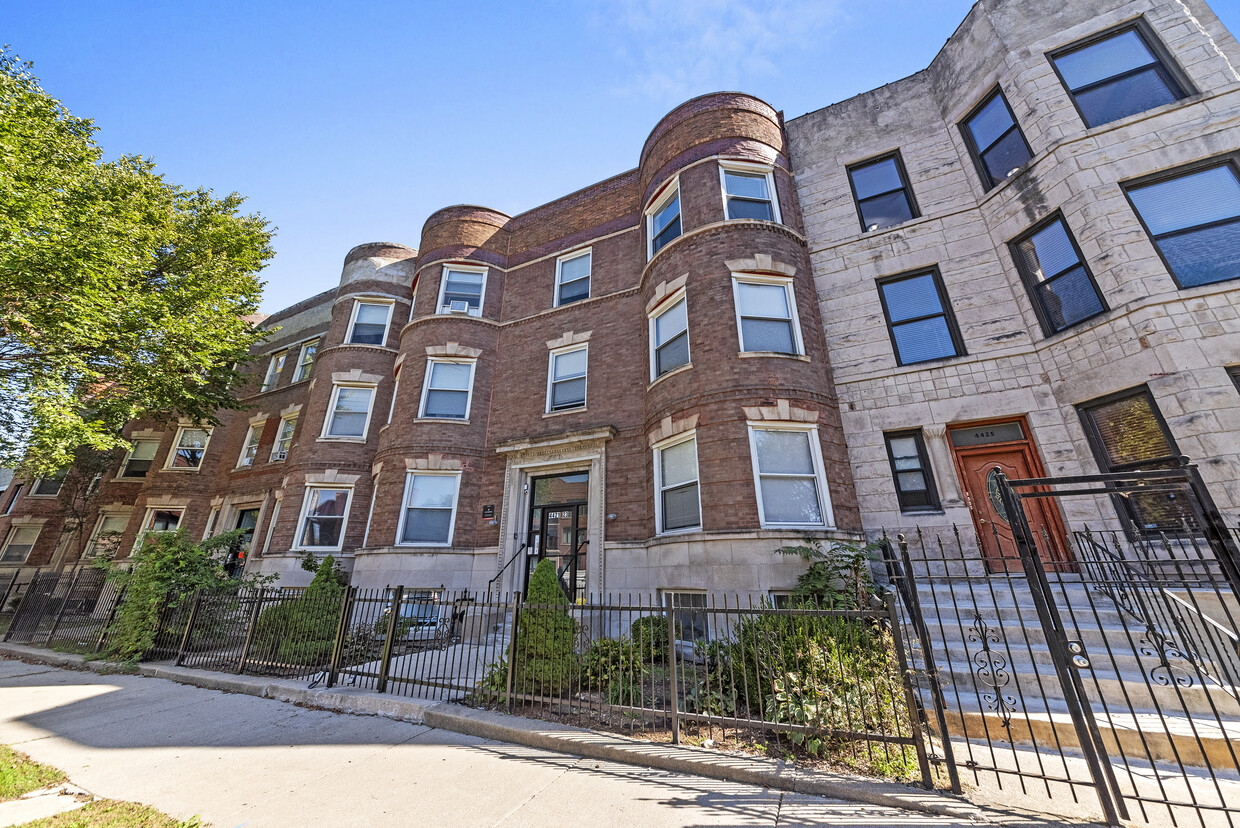 Foto principal - 4423 S Prairie Ave