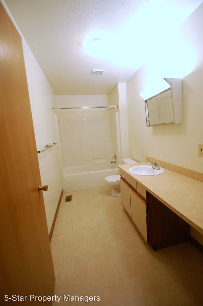 Building Photo - 209 Tanglewood Dr
