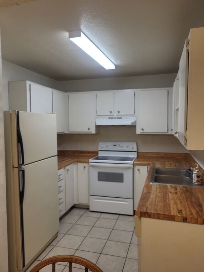 Building Photo - 2100 Highview Ct