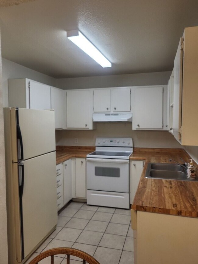 Foto del edificio - 2100 Highview Ct