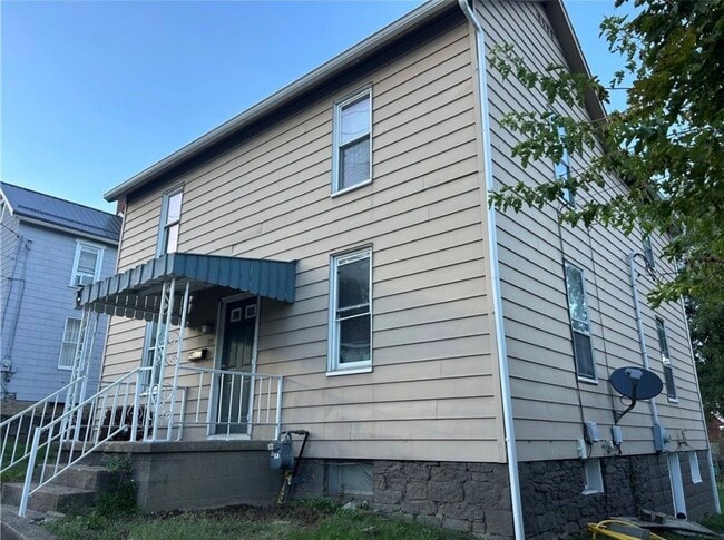 Side of the house - 25 E Craig St