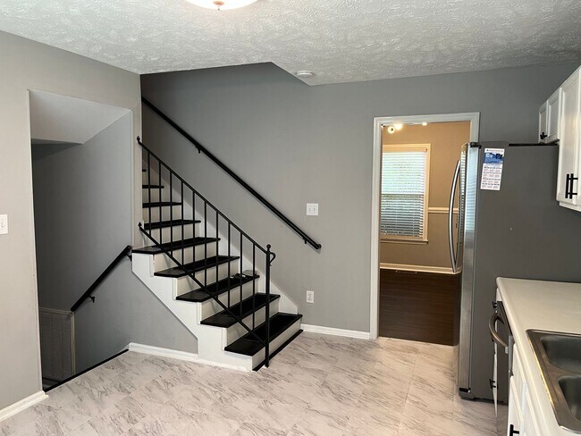 Building Photo - Stunning Tri-level Home on Cul-de-sac