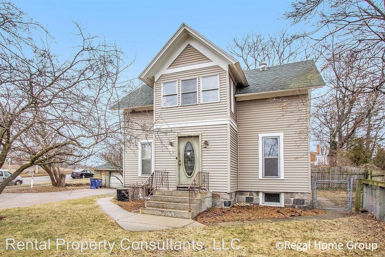 Primary Photo - 512 Grand Ave NE