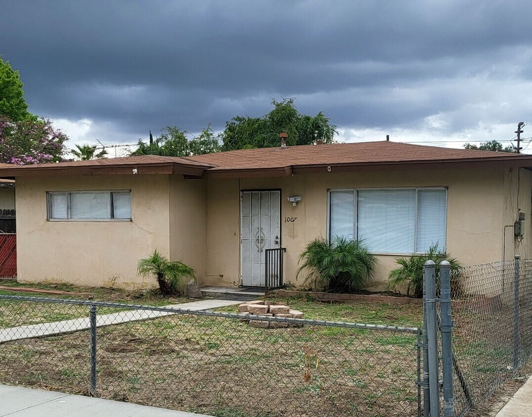 Foto principal - 2 bed/ 1 bath home in North Redlands!