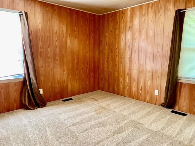 Building Photo - Super Cute 2 bedroom / 1 bathroom home nea...