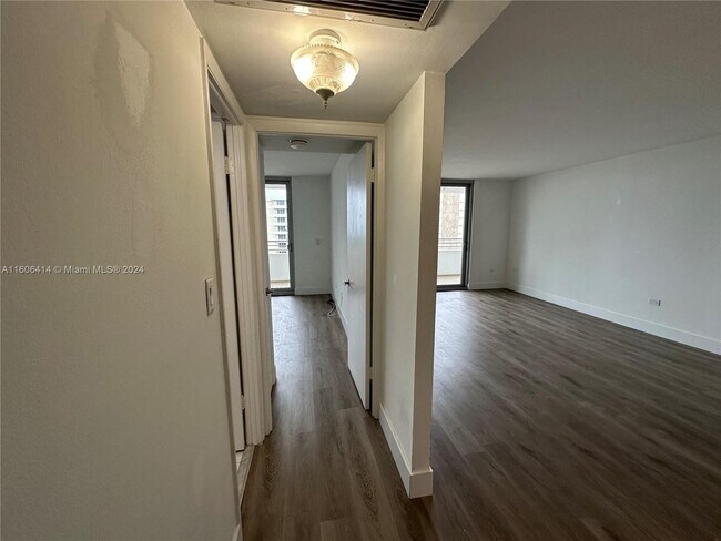 Foto del edificio - 5555 Collins Ave