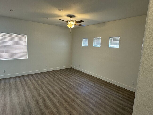 Foto del edificio - 6370 Lonesome Lake St