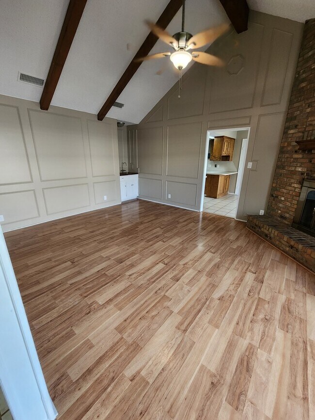 Foto del edificio - 2 bed 2 bath, 2 car garage