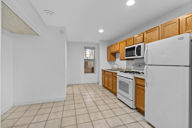 Building Photo - 2 bed, 1 bath Apartment  - All utilities a...