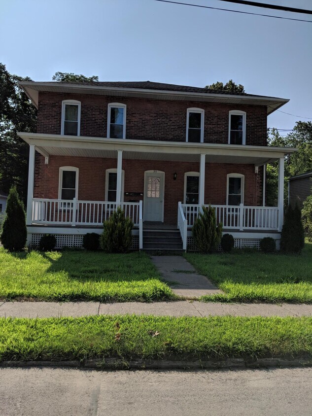 35 Canadaway St Unit Upper East, Fredonia, NY 14063 35 Canadaway St