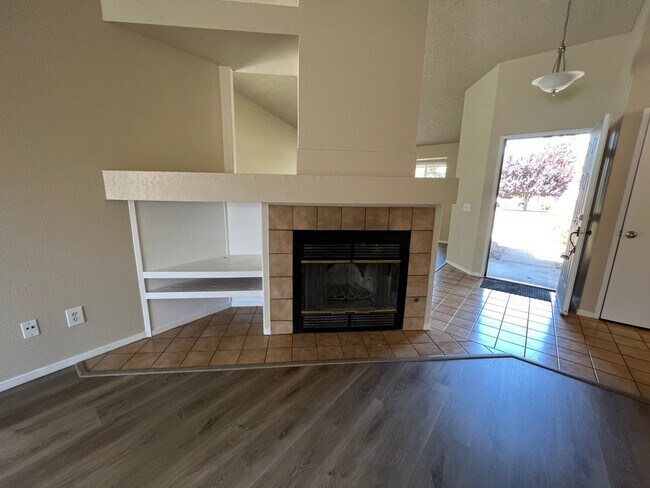 Building Photo - 3 br, 2 bath House - 5677 SUMMIT DR