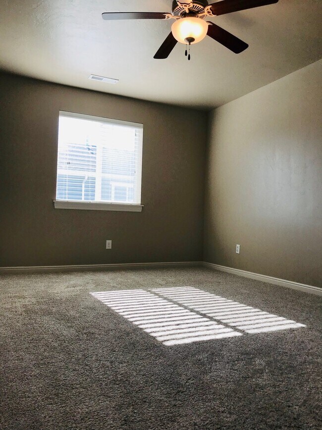 Building Photo - 4 Bedroom/2.5 Bathroom Townhome in Riverton