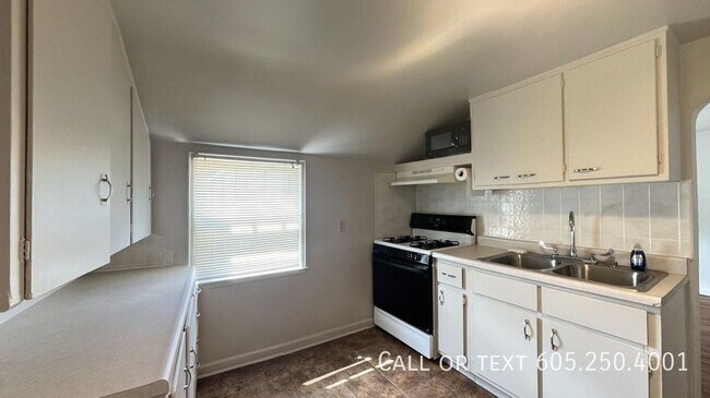 Building Photo - Unique Upper Level Duplex in Central Sioux...