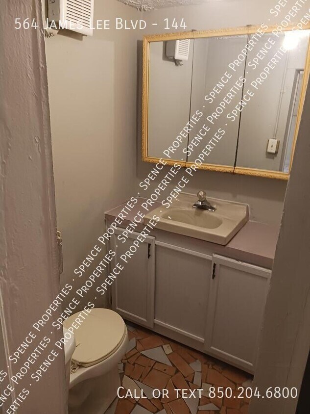 Primary Photo - 564 W James Lee Blvd