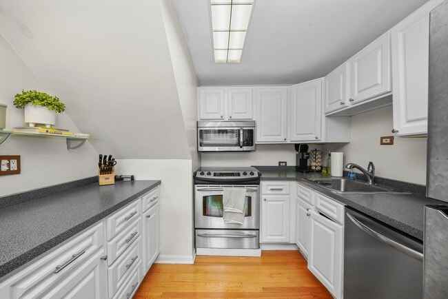 Photo - 1221 N Dearborn St Apartment