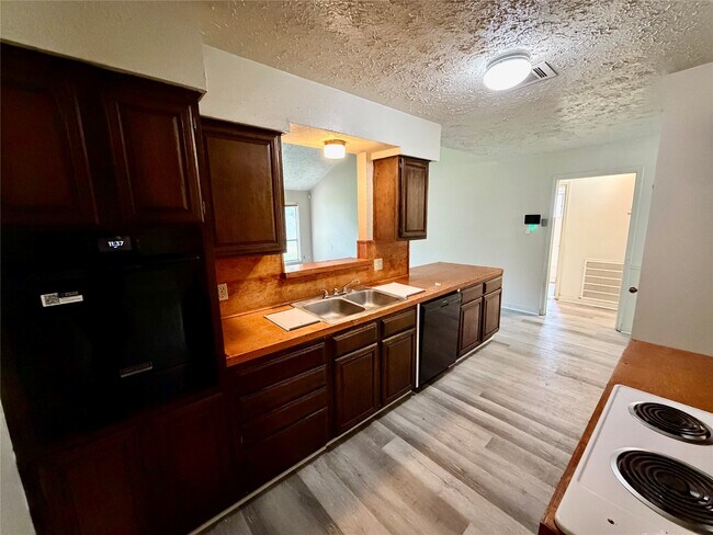 Foto del edificio - 5015 Glendower Dr