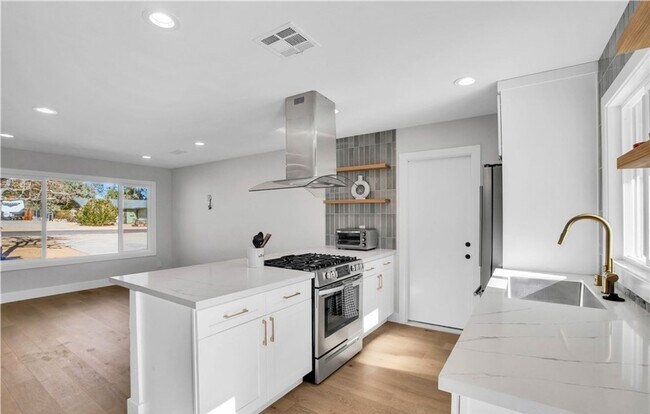 Building Photo - Newly Renotaved and Ready for Movein!