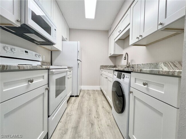 Building Photo - 5303 Summerlin Rd