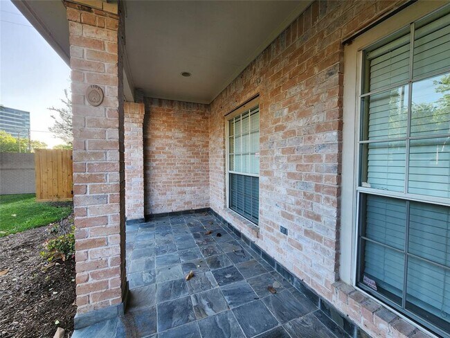 Building Photo - 1103 Enclave Square E