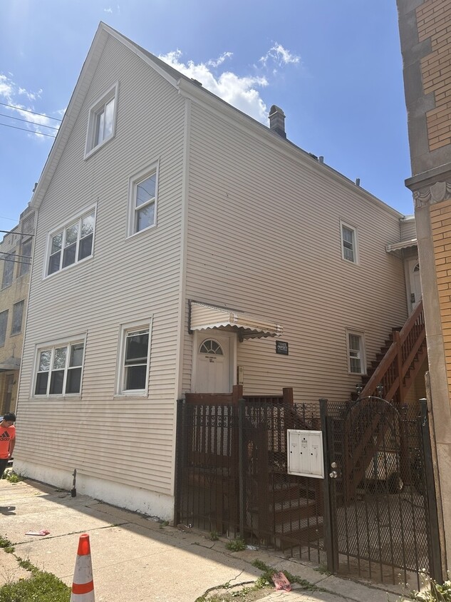 Primary Photo - 5333 W Fullerton Ave